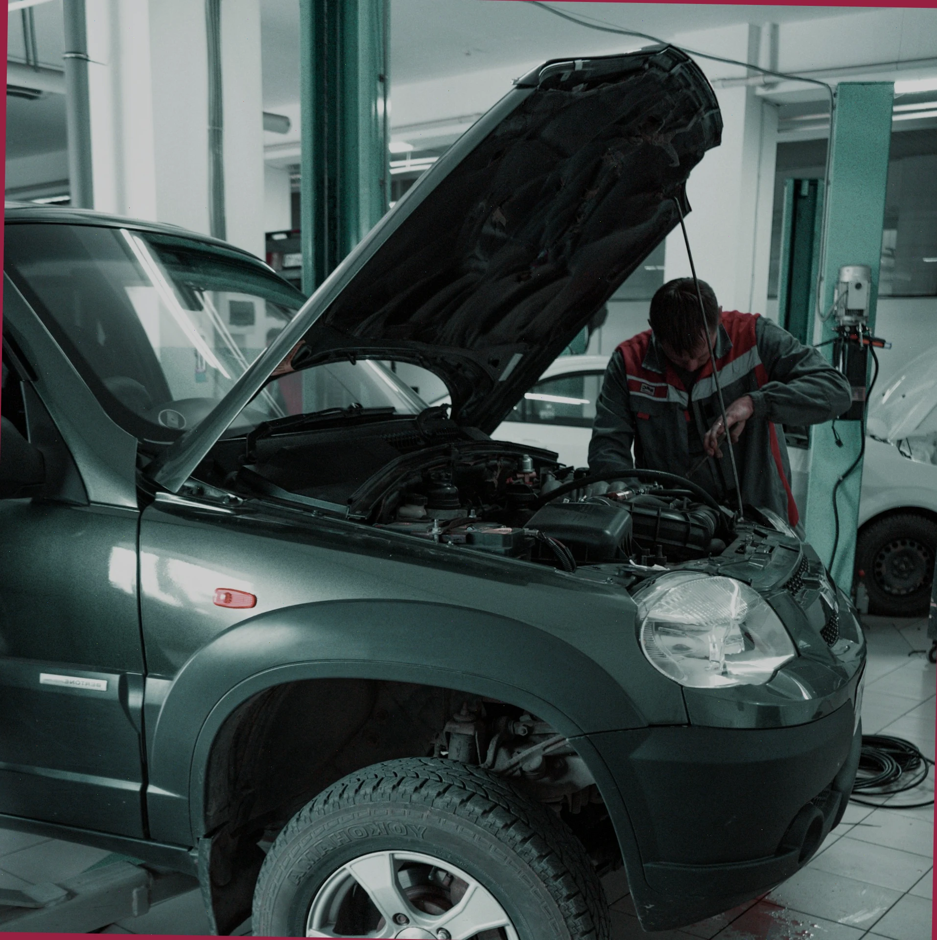 Technik vykonáva údržbu elektrického vozidla